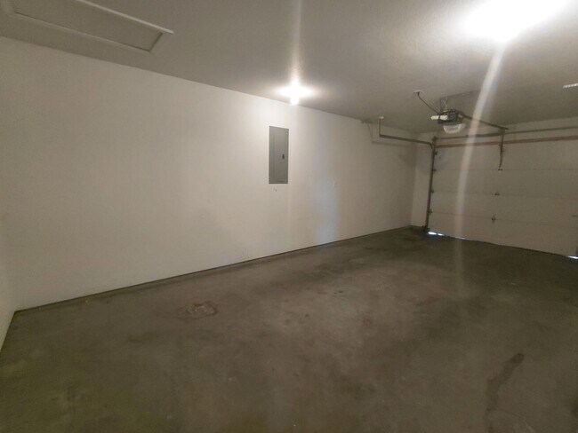 Foto del edificio - 16095 Holy Cross Ln