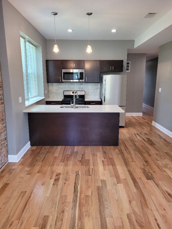 Foto del edificio - 519 W 65th Pl