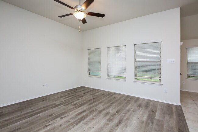 Building Photo - 625 Saguaro Dr