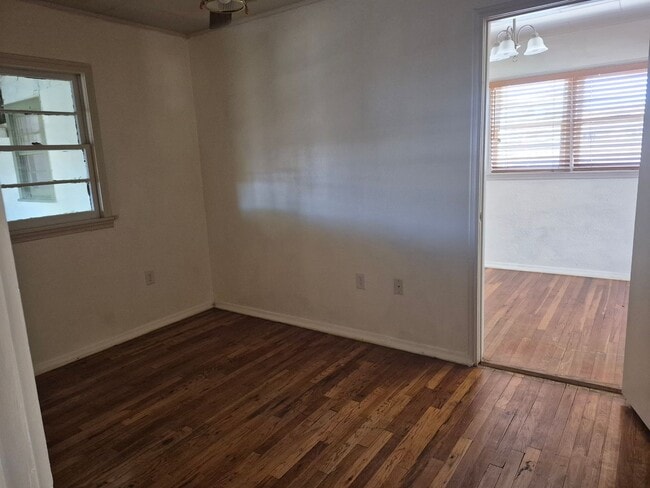 Building Photo - Cute 3 Bedroom 1 Bathroom