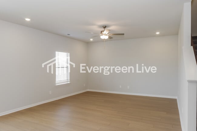 Building Photo - 16907 Whispering Pnes Dr