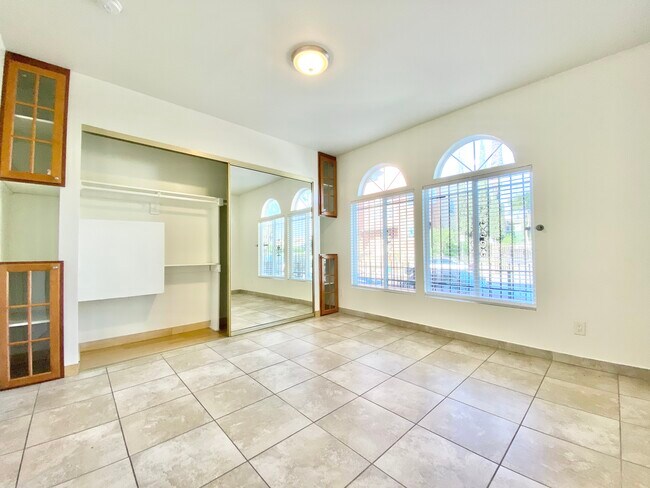 Building Photo - 1328 E 21st St