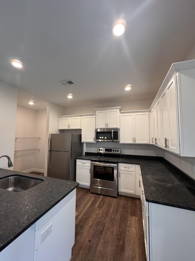 Building Photo - Modern 3-Bed, 2.5-Bath Home in Travelers R...