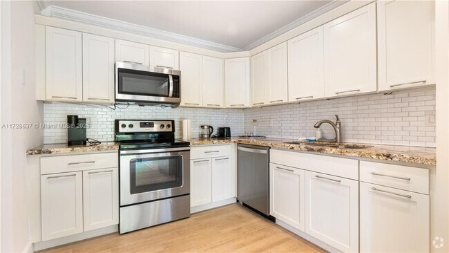 Building Photo - 6525 Via Regina