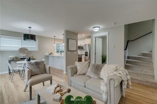 Foto del edificio - Welcome Home 4 bd 2.5 ba - Townhome