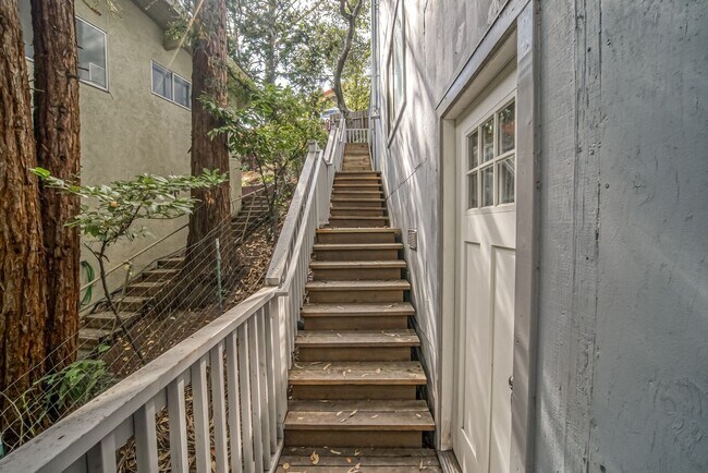 Foto del edificio - 7099 Pinehaven Rd