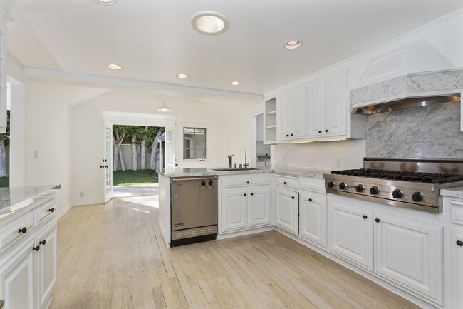 Building Photo - 523 Chapala Dr