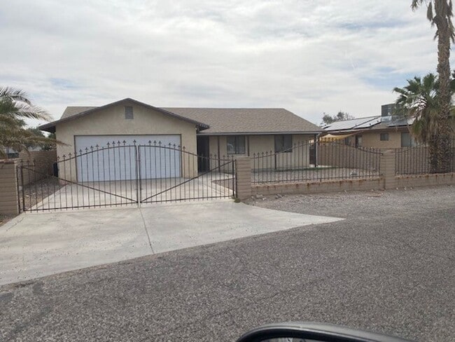 Building Photo - 3 Bedroom Home with Fenced Yard and Garage