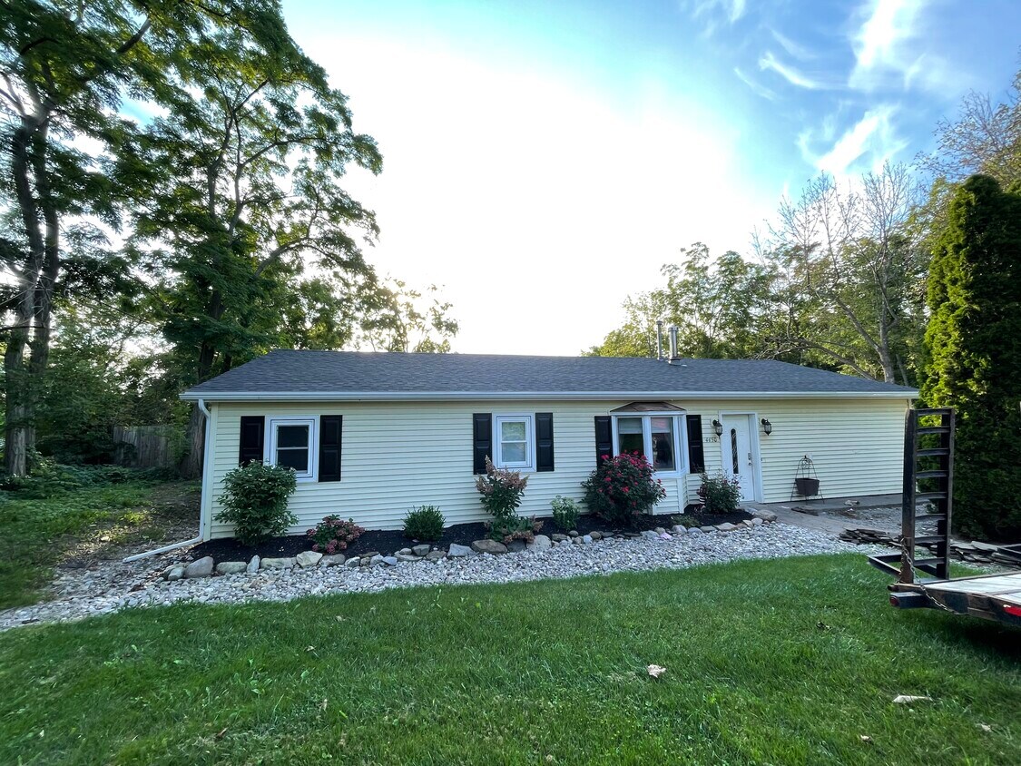 Primary Photo - 4450 E Lake Rd