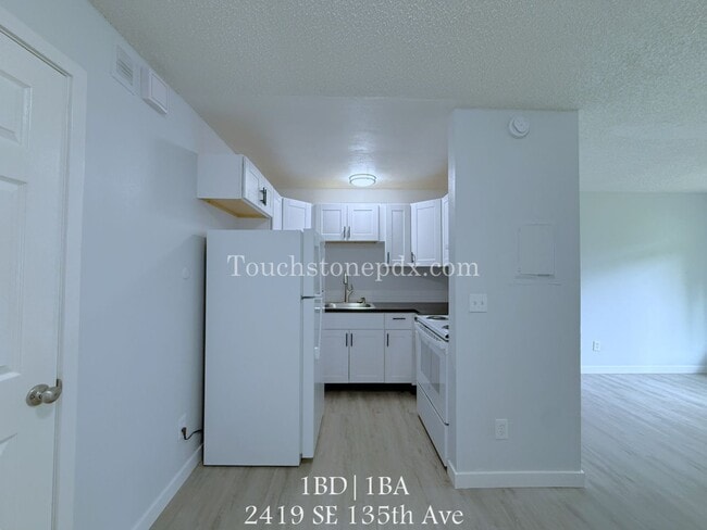 Building Photo - Inviting East Portland Apartment with Bright Living and Everyday Comfort