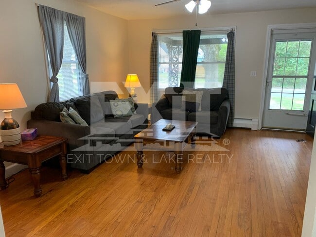 Building Photo - Fully Furnished 3 Bedroom/2 Bathroom Home ...