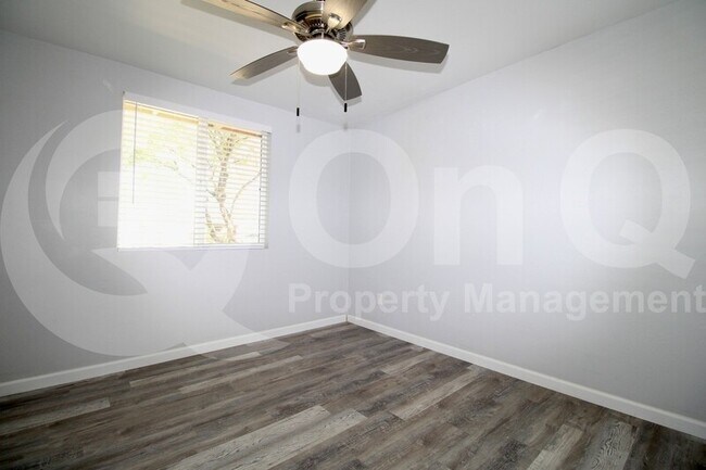 Foto del edificio - 7570 E Logan Dr