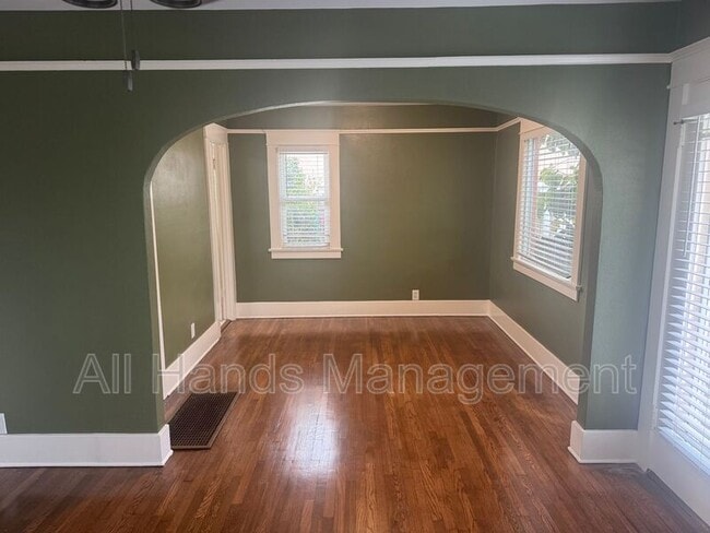 Foto del edificio - 4116 E 5th St