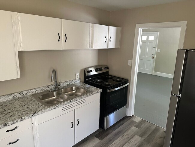 Photo - Myers Park Two Bedroom Duplex off S.Kings ... House