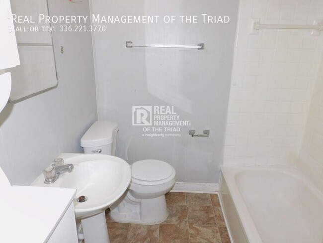 Foto del edificio - *Move In Special* Charming 3BR/1.5BA Home ...