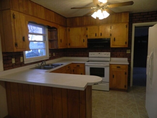 Building Photo - Spacious Ranch House off Old Forest Road