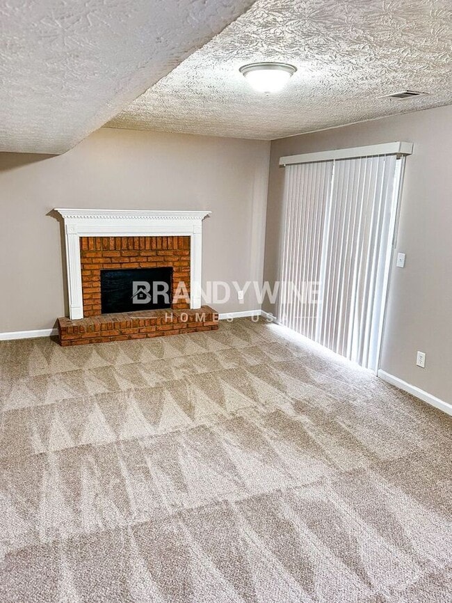 Building Photo - AVAILABLE NOW!!!