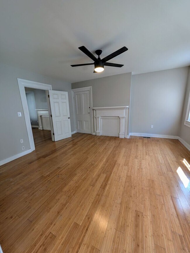 Building Photo - 4 Bedroom House in Southside Flats! SHORT TERM LEASE ONLY!