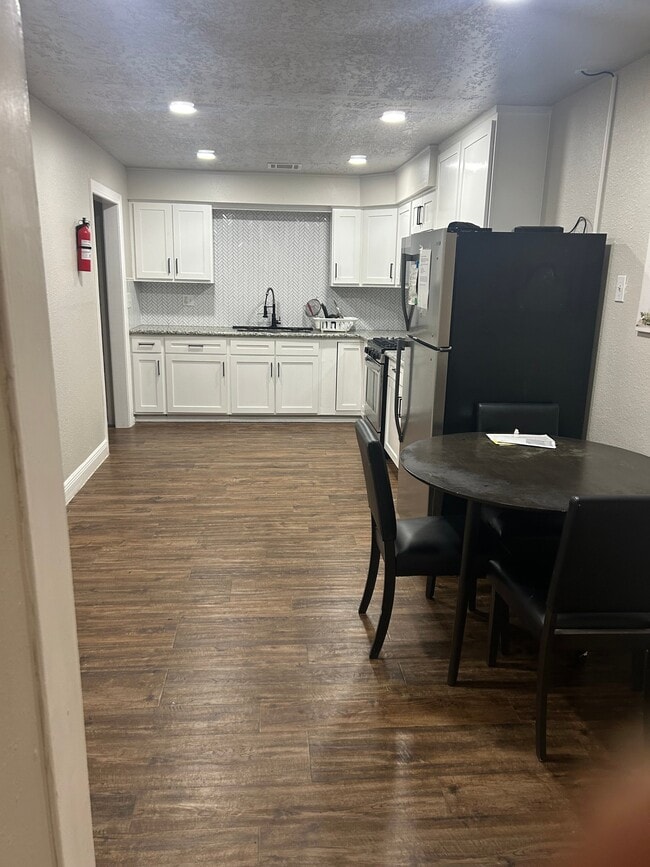 Building Photo - 523 Cresline St