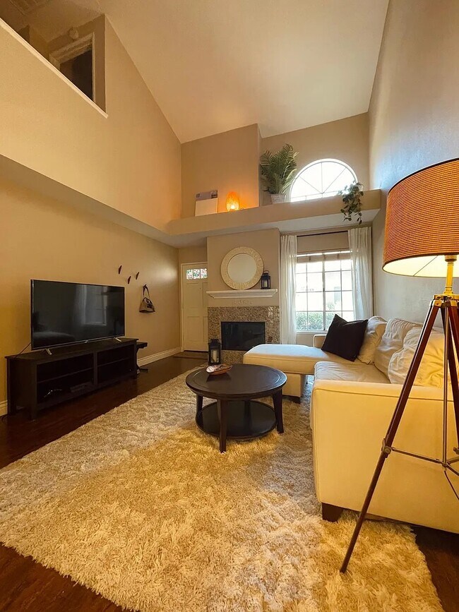 Sala de estar - 7367 Belpine Pl