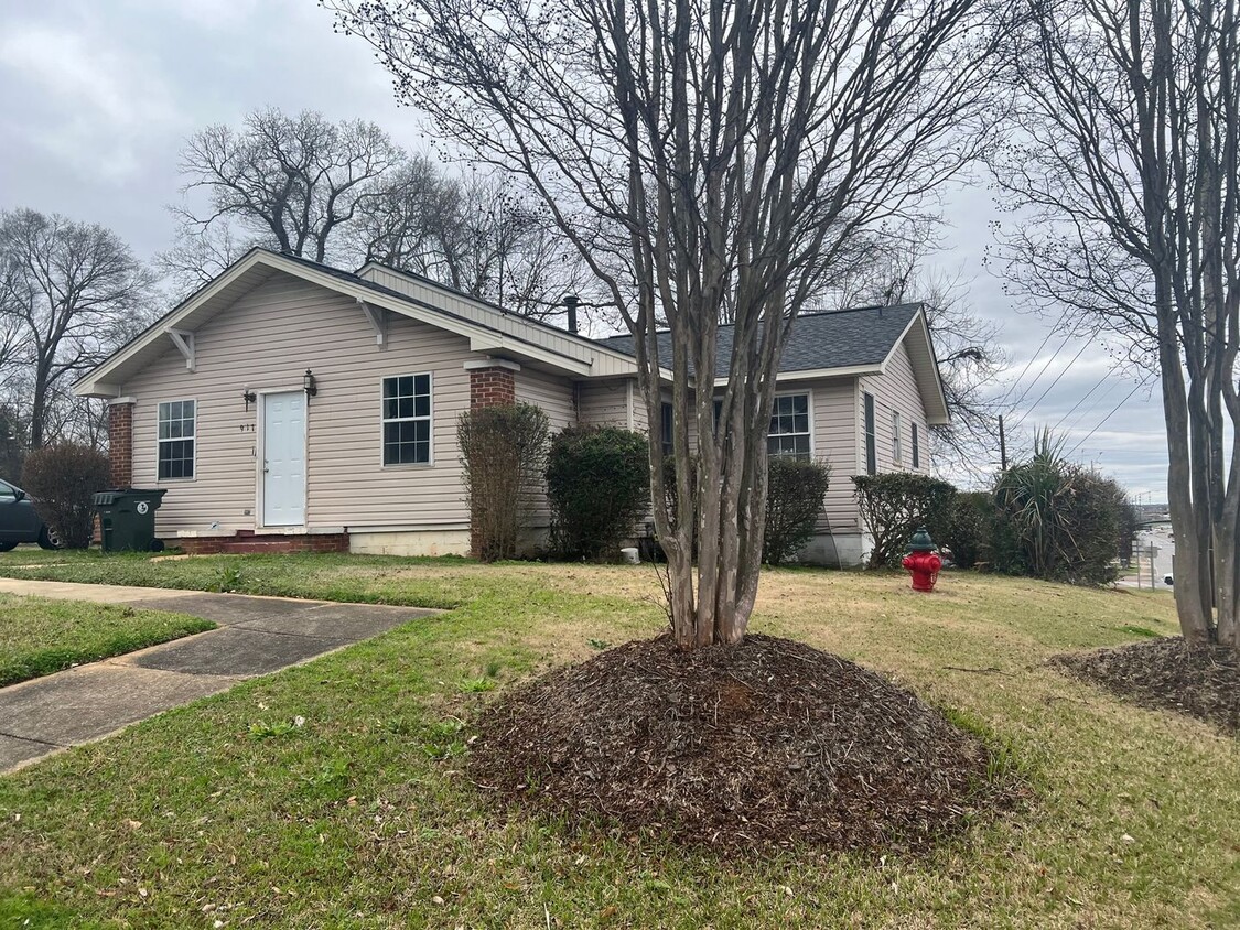 Primary Photo - 3 bedroom 2 bathroom home across from Stil...