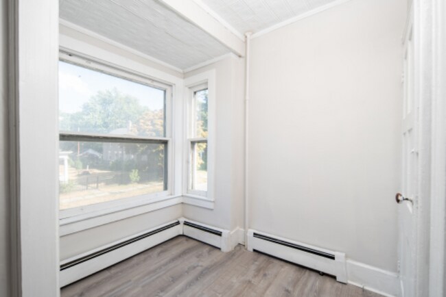 Building Photo - 619 5th Ave