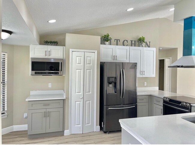 Building Photo - 1545 Wyman Cir