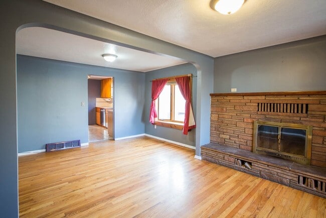Building Photo - Centrally located single family home 2 bed...