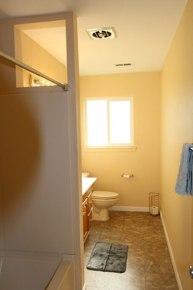 Building Photo - 453 Grandview Dr