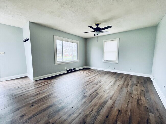 Building Photo - 5200 Stephan Dr