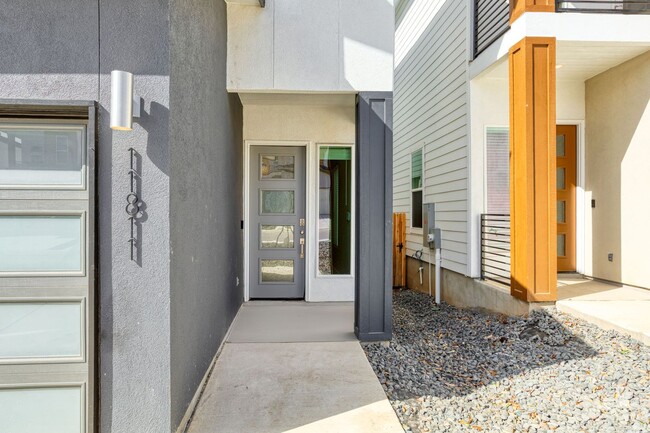 Building Photo - Brand New 3/2.5 Townhome
