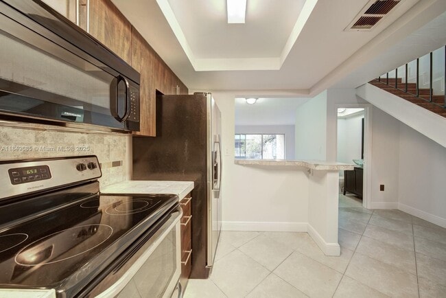 Building Photo - 9371 Fontainebleau Blvd