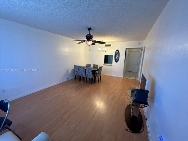 Foto del edificio - 2825 NE 201st Terrace
