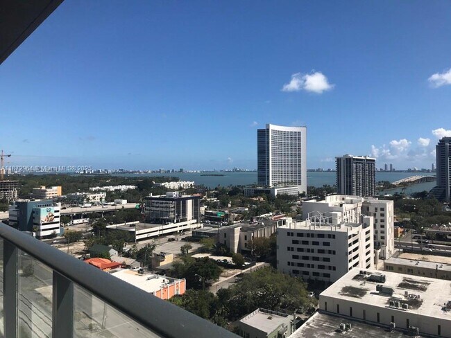 Foto del edificio - 121 NE 34th St