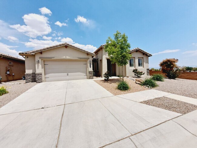 Foto del edificio - Stunning 3 bed 3 bath home with jacuzzi!