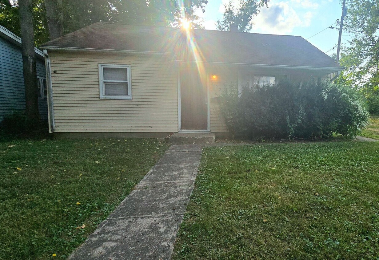 Foto principal - 2 Bedroom, 1 bath near Mueller Park