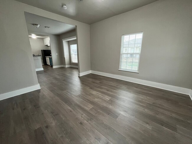 Building Photo - 3 bedroom 2 bath!