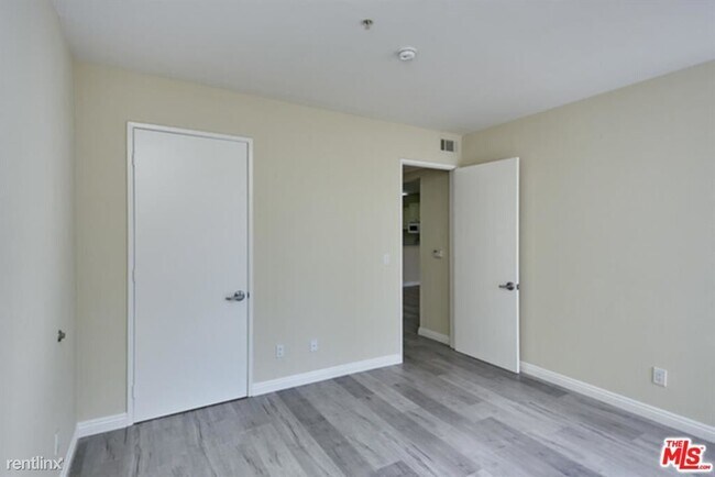 Building Photo - 2 br, 2 bath Condo - 625 S Berendo St Apt 209