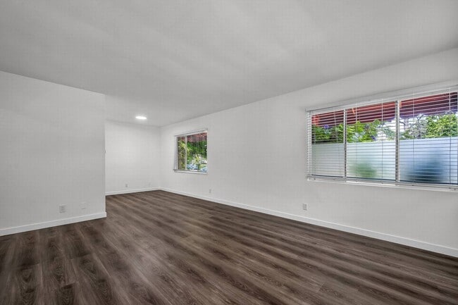 Building Photo - Large 1 bedroom with new floors!