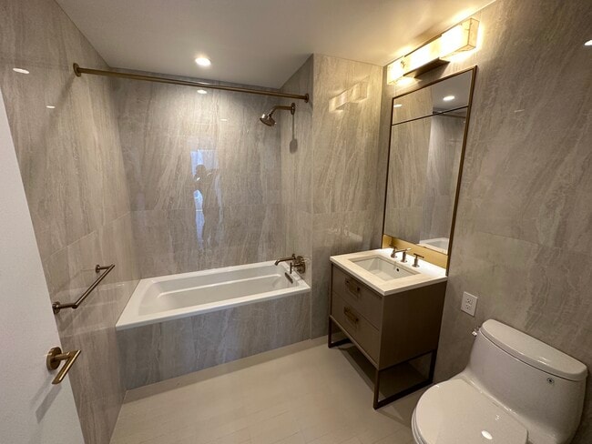 Building Photo - 3 Ct Square W