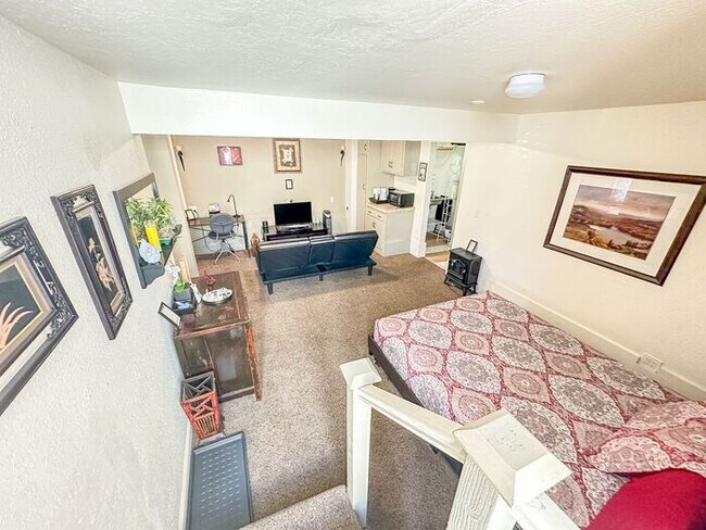 Building Photo - Charming Studio Apartment in the Heart of ...