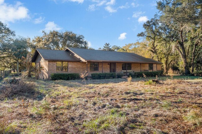 Foto del edificio - 5 bed 2.5 bath home with acreage