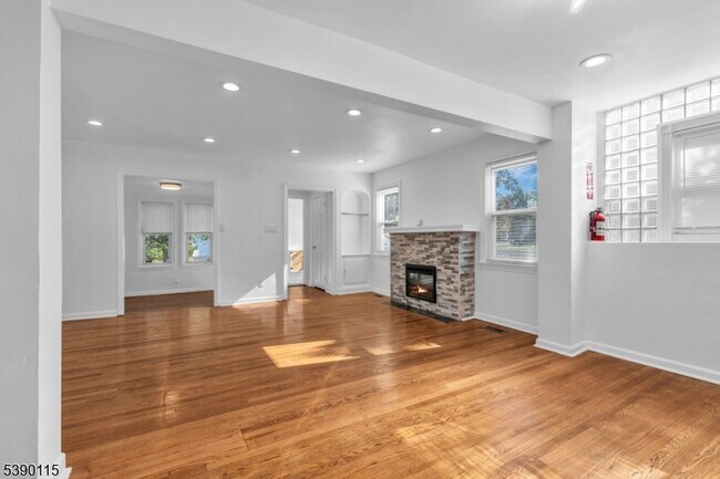 Foto del edificio - 2144 Tyler St