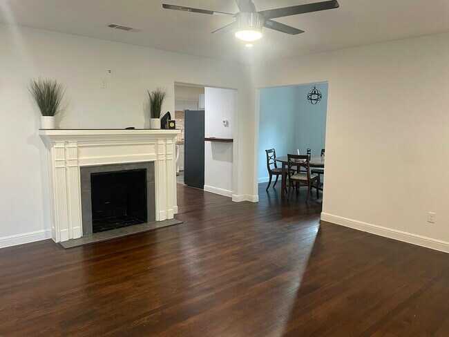Foto del edificio - 4217 Curzon Ave