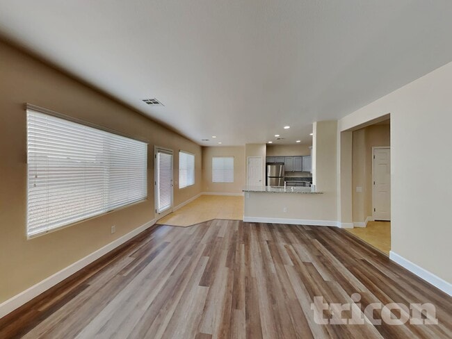 Foto del edificio - 6950 Diver Ave