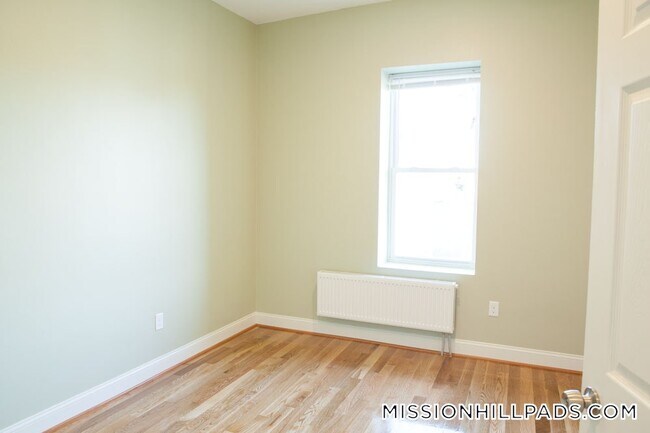Foto del edificio - 301-305-305 Dudley St