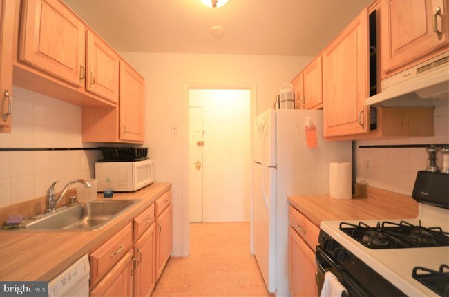 Building Photo - 3991 Lyndhurst Dr