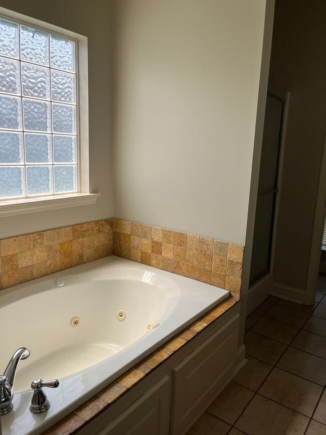 Building Photo - 210 Hedgerow Dr