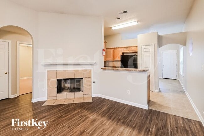 Building Photo - 5599 Queens Ring Cove