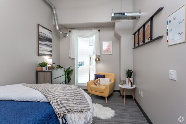 2BR - First Bedroom - 2700 Lincoln